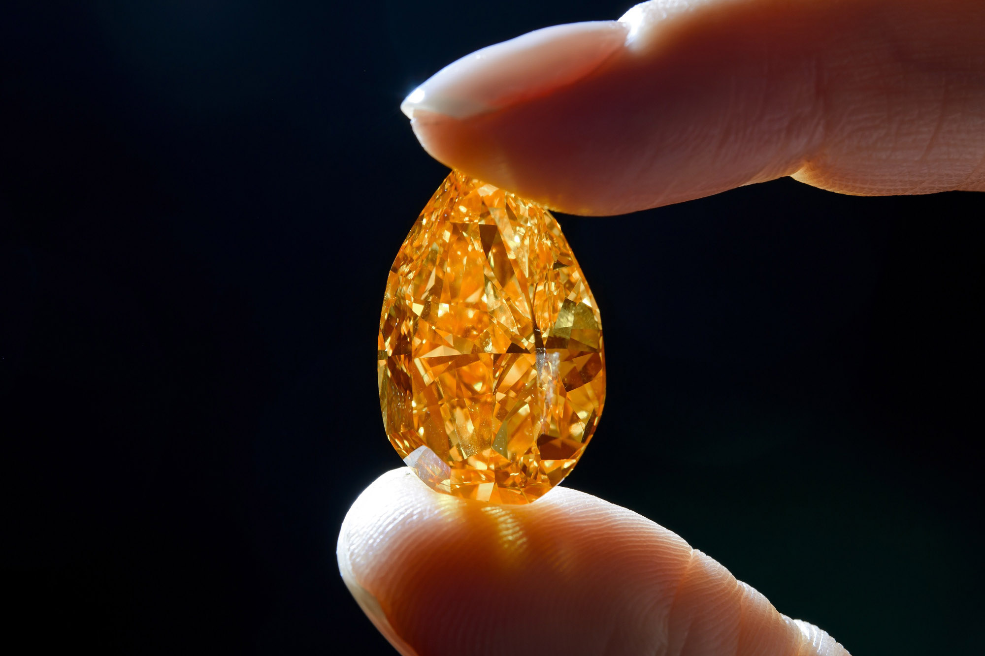 Самый дорогой желтый. САМОЦВЕТ камень жёлтый Алмаз. Самые дорогие жёлтые бриллианты в мире-. Золотой драгоценный камень. Оранжевый драгоценный камень.